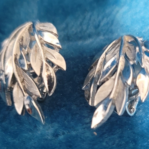 Vintage Crown Trifari Silver Tone Clip On Earrings - Picture 8 of 8